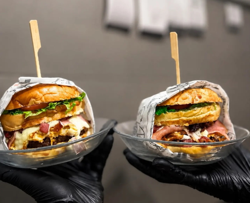 Hambúrguer artesanal com queijo derretido, alface e tomate
